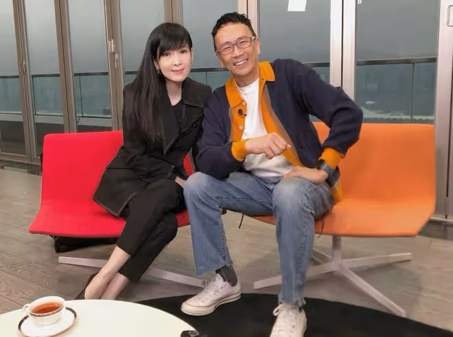 56歲玉女周慧敏稱要優雅老去!罕見夸老公倪震:真是有智慧