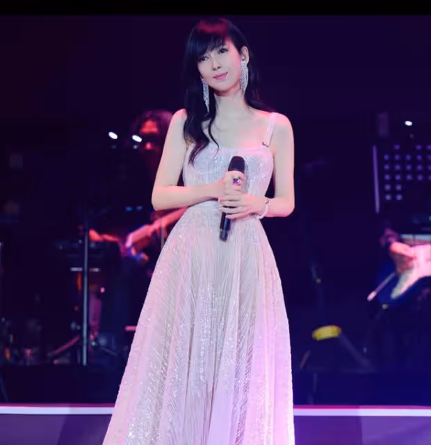 56歲玉女周慧敏稱要優雅老去!罕見夸老公倪震:真是有智慧
