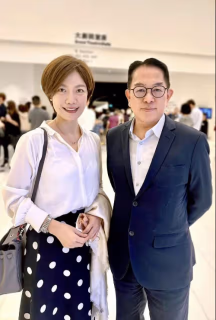 突發！TVB女藝人車廂激吻已婚高層！男方自稱是Hello kiss！已向老婆解釋