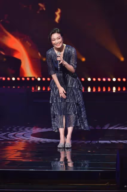 突發!TVB女藝人車廂激吻已婚高層!男方自稱是Hello kiss!已向老婆解釋