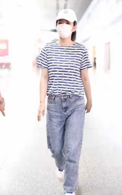 黃奕穿海魂衫配條"男友褲"，時髦顯瘦還藏腿粗，40+嫩成18歲