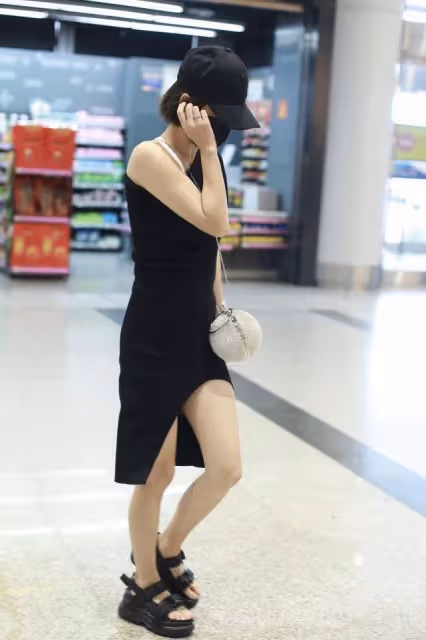 李宇春帶火了"拱形裙"，時髦顯瘦還顯腿長，小粗腿也有救了
