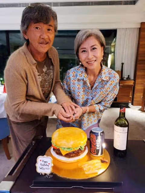 62歲葉蒨文再登雜誌封面！深V裙肚兜裝大秀身材，無懼皺紋和白髮
