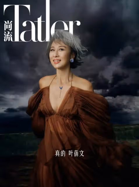 62歲葉蒨文再登雜誌封面！深V裙肚兜裝大秀身材，無懼皺紋和白髮
