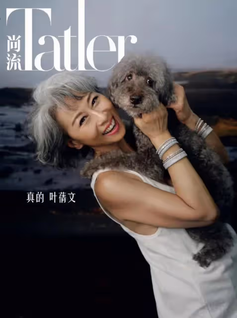 62歲葉蒨文再登雜誌封面！深V裙肚兜裝大秀身材，無懼皺紋和白髮