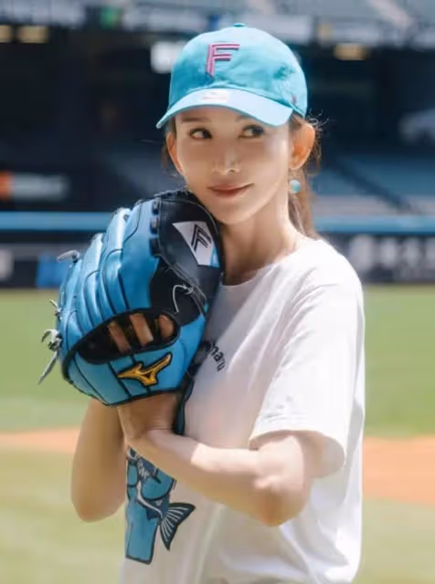 林志玲狀態太絕！49歲挑戰大學生穿搭宛如校花，難道性感都是裝的