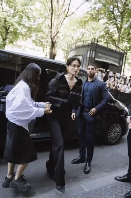 李宇春現身巴黎時裝周看秀，40歲穿一身黑難掩老態，但氣場仍霸氣