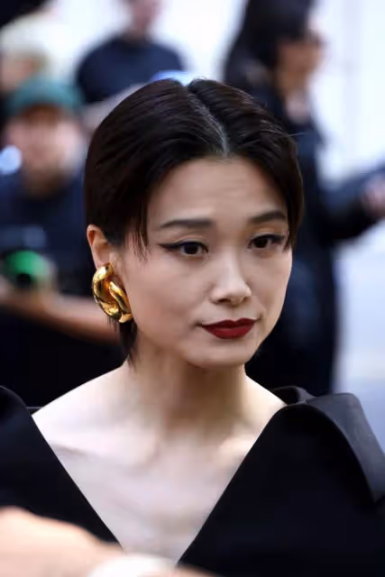 李宇春現身巴黎時裝周看秀，40歲穿一身黑難掩老態，但氣場仍霸氣