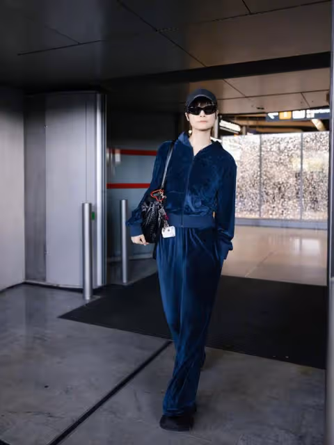 李宇春現身巴黎時裝周看秀，40歲穿一身黑難掩老態，但氣場仍霸氣
