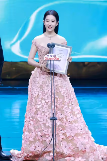 劉亦菲前後10年對比照，真女神再次實錘！風格雖大變，容顏卻未改