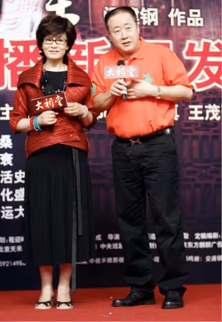 被70歲潘虹的穿搭驚艷了！裙過膝蓋，不穿花衣，到老都沒有大媽感