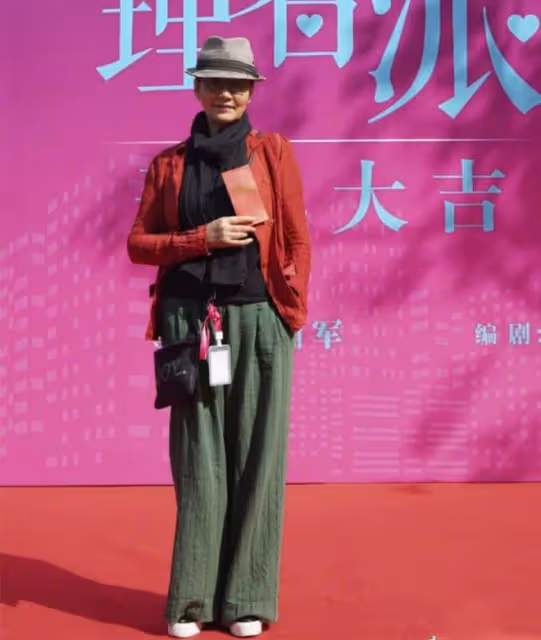 被70歲潘虹的穿搭驚艷了！裙過膝蓋，不穿花衣，到老都沒有大媽感