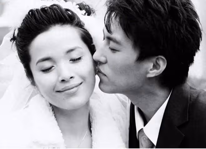 看了46歲李佳，才知靳東多疼老婆！倆娃媽卻有姐姐臉，被寵太幸福