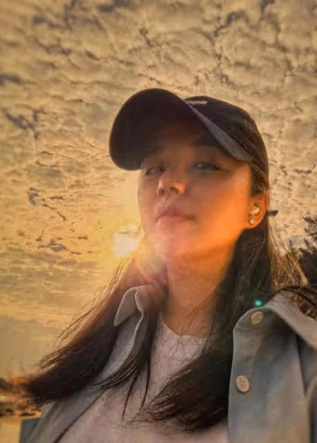 看了46歲李佳，才知靳東多疼老婆！倆娃媽卻有姐姐臉，被寵太幸福