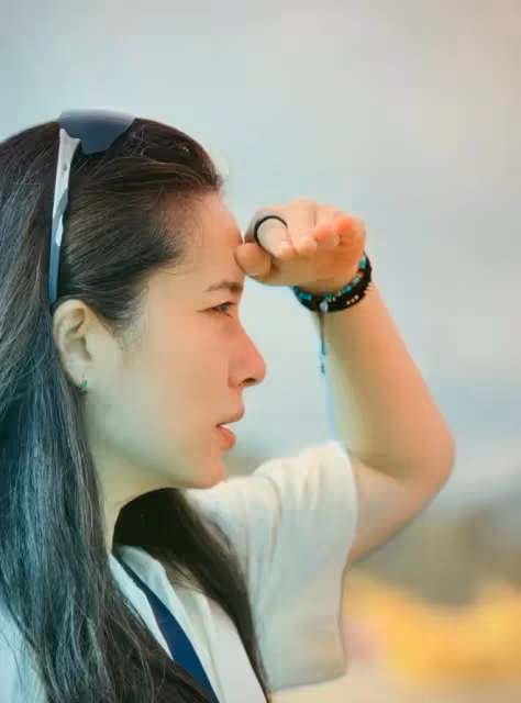 看了46歲李佳，才知靳東多疼老婆！倆娃媽卻有姐姐臉，被寵太幸福