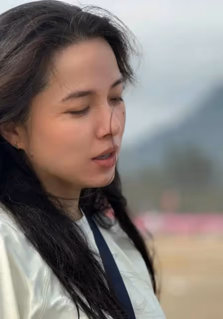 看了46歲李佳，才知靳東多疼老婆！倆娃媽卻有姐姐臉，被寵太幸福