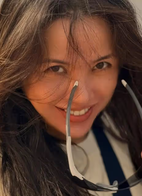 看了46歲李佳，才知靳東多疼老婆！倆娃媽卻有姐姐臉，被寵太幸福