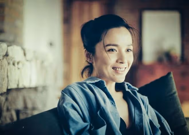 看了46歲李佳，才知靳東多疼老婆！倆娃媽卻有姐姐臉，被寵太幸福
