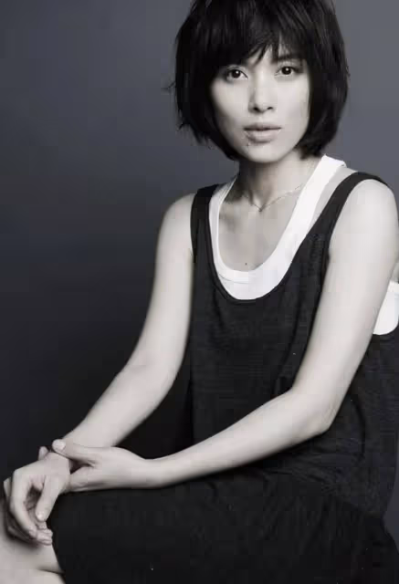 看了46歲李佳，才知靳東多疼老婆！倆娃媽卻有姐姐臉，被寵太幸福