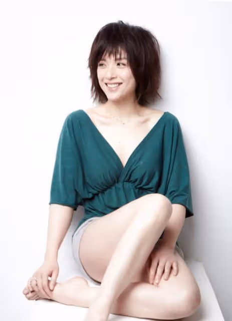 看了46歲李佳，才知靳東多疼老婆！倆娃媽卻有姐姐臉，被寵太幸福