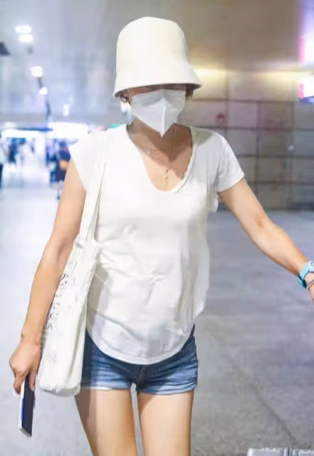 馬伊琍帶倆女兒走機場，倆女兒審美全隨媽，穿爛大街單品像家居服