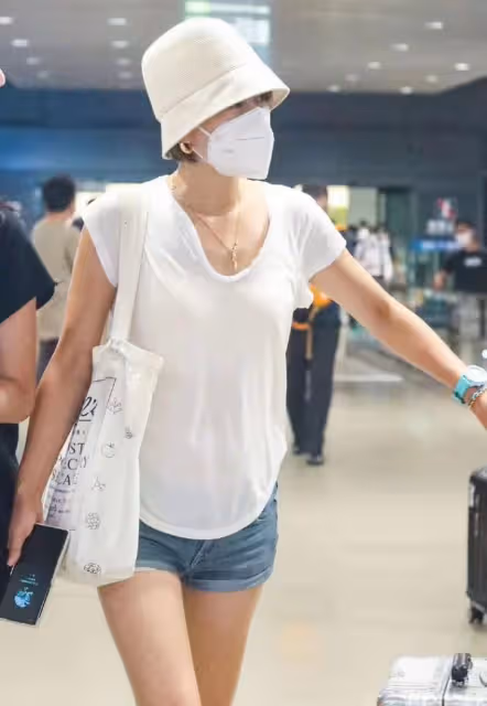 馬伊琍帶倆女兒走機場，倆女兒審美全隨媽，穿爛大街單品像家居服