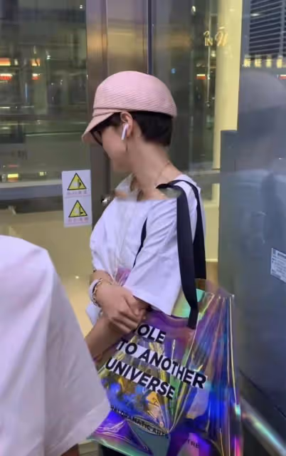 馬伊琍帶倆女兒走機場，倆女兒審美全隨媽，穿爛大街單品像家居服