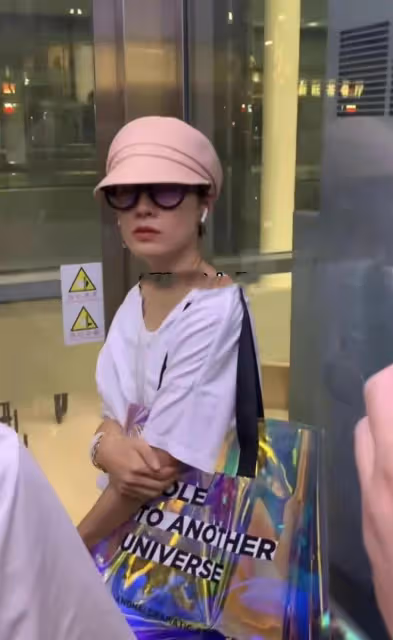 馬伊琍帶倆女兒走機場，倆女兒審美全隨媽，穿爛大街單品像家居服