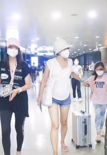 馬伊琍帶倆女兒走機場，倆女兒審美全隨媽，穿爛大街單品像家居服