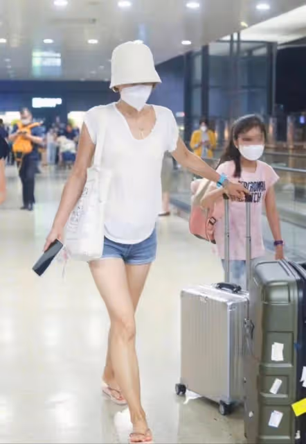 馬伊琍帶倆女兒走機場，倆女兒審美全隨媽，穿爛大街單品像家居服