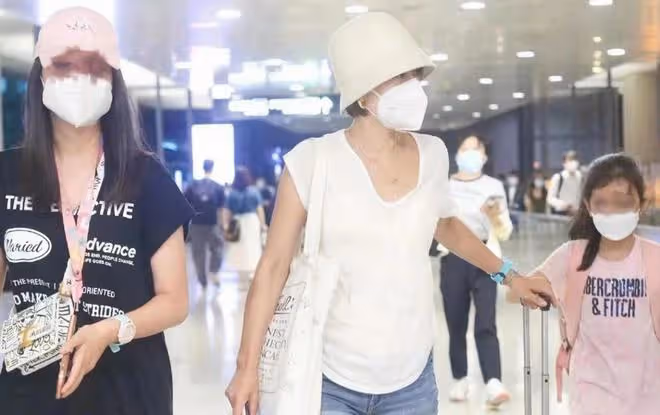 馬伊琍帶倆女兒走機場，倆女兒審美全隨媽，穿爛大街單品像家居服