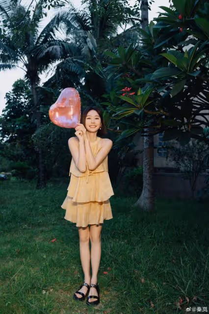 45歲秦嵐曬慶生照，短髮紅唇青春洋溢，狀態體態不輸小姑娘