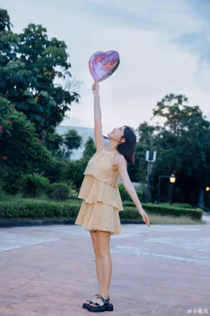 45歲秦嵐曬慶生照，短髮紅唇青春洋溢，狀態體態不輸小姑娘