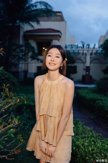 45歲秦嵐曬慶生照,短髮紅唇青春洋溢,狀態體態不輸小姑娘
