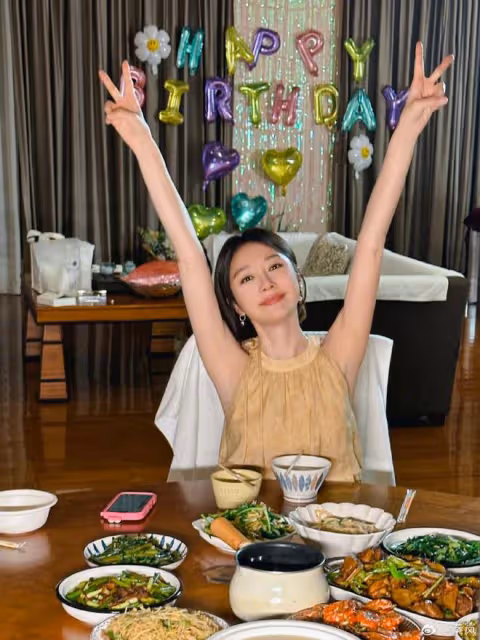 45歲秦嵐曬慶生照,短髮紅唇青春洋溢,狀態體態不輸小姑娘