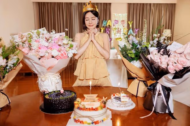 45歲秦嵐曬慶生照,短髮紅唇青春洋溢,狀態體態不輸小姑娘