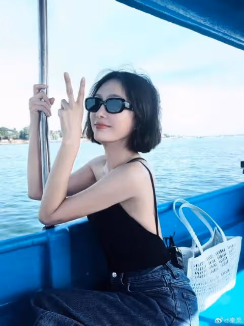 45歲秦嵐曬慶生照,短髮紅唇青春洋溢,狀態體態不輸小姑娘