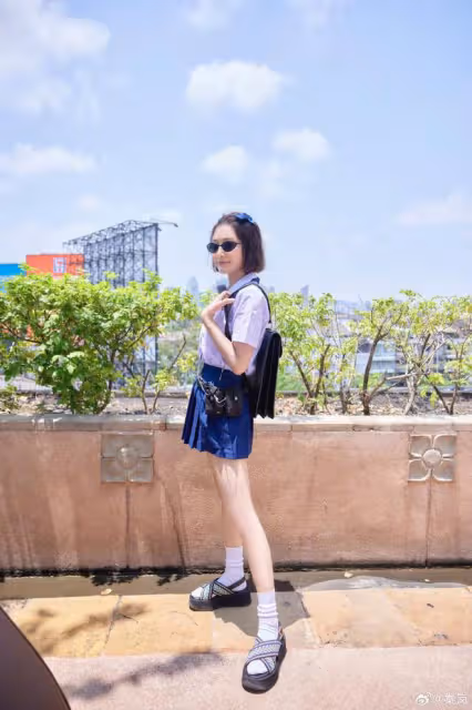 45歲秦嵐曬慶生照,短髮紅唇青春洋溢,狀態體態不輸小姑娘