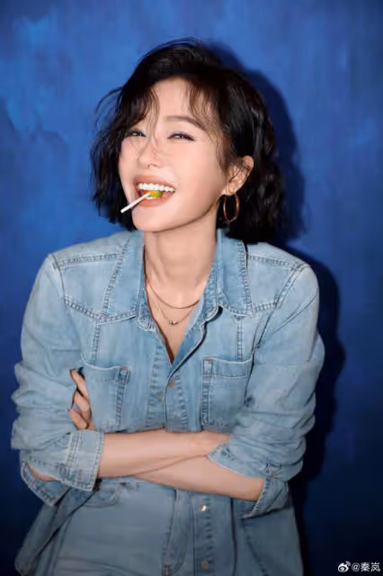45歲秦嵐曬慶生照,短髮紅唇青春洋溢,狀態體態不輸小姑娘