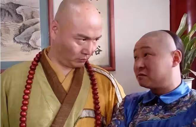 「三德子」趙亮，從太監到雞司令，娶1.8米名模，如今身價上億