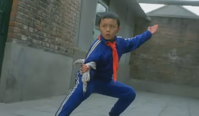 3歲拿大刀砍人，9歲騎在李連杰脖子上的小童星，現在怎麼樣了？