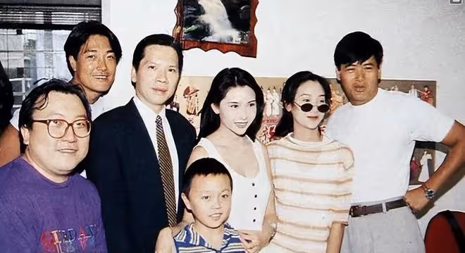 3歲拿大刀砍人，9歲騎在李連杰脖子上的小童星，現在怎麼樣了？