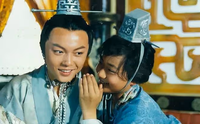 3歲拿大刀砍人，9歲騎在李連杰脖子上的小童星，現在怎麼樣了？