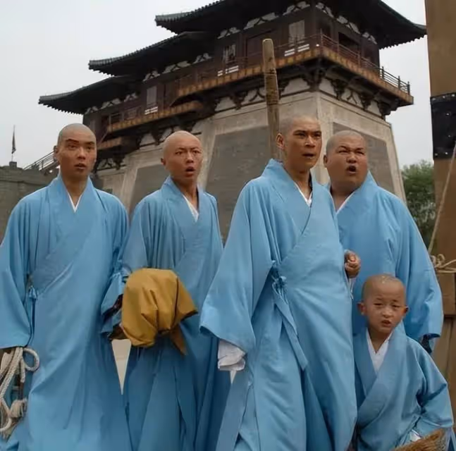 3歲拿大刀砍人，9歲騎在李連杰脖子上的小童星，現在怎麼樣了？