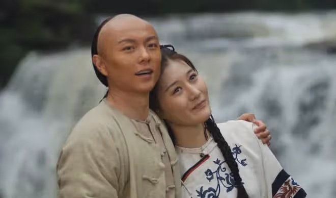 3歲拿大刀砍人，9歲騎在李連杰脖子上的小童星，現在怎麼樣了？