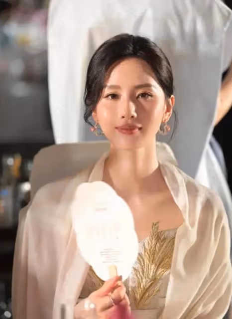 這夜內場,劉詩詩吳謹言熱得不停扇扇子,鞠婧禕換妝容遭全網吐槽