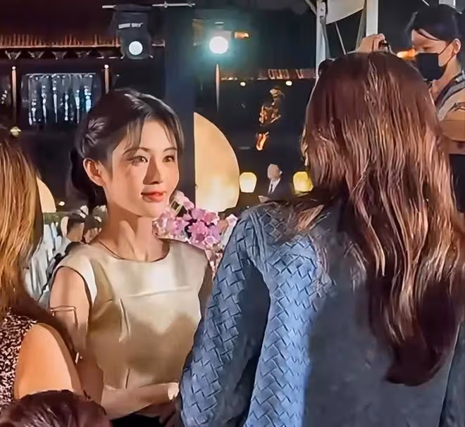 這夜內場,劉詩詩吳謹言熱得不停扇扇子,鞠婧禕換妝容遭全網吐槽