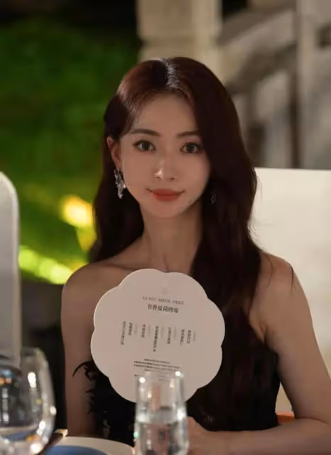 這夜內場,劉詩詩吳謹言熱得不停扇扇子,鞠婧禕換妝容遭全網吐槽