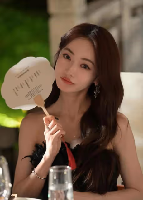 這夜內場,劉詩詩吳謹言熱得不停扇扇子,鞠婧禕換妝容遭全網吐槽