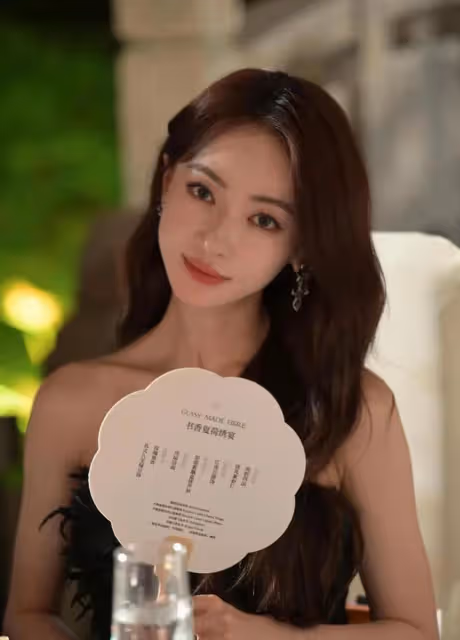 這夜內場,劉詩詩吳謹言熱得不停扇扇子,鞠婧禕換妝容遭全網吐槽